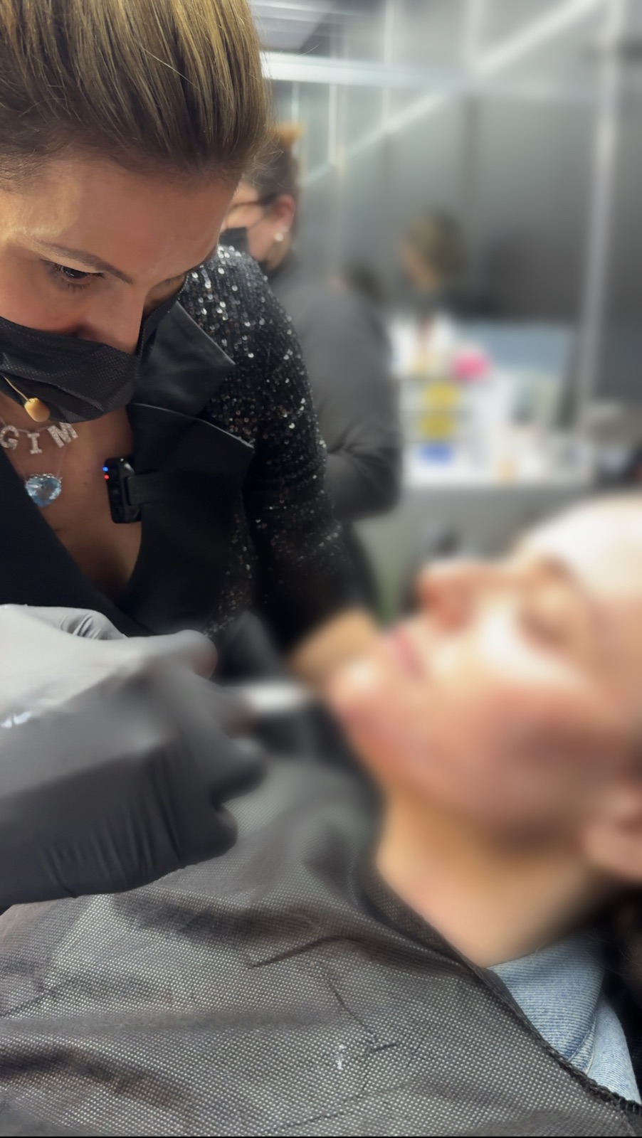 Dra. Patrícia Leite aplicando o BIODUO Revolution